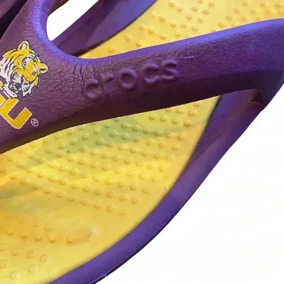 Crocs LSU Tigers Men’s 7 Women’s 9 Purple Yellow Flip Flop Thong Sandals Shoes - Picture 6 of 13